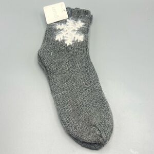 Lemon Women’s Gray Fuzzy Snowflake Crew Socks